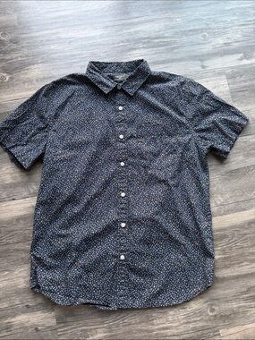 Forever 21 Navy Short-Sleeve Button-Down Shirt with Micro Floral Print Large